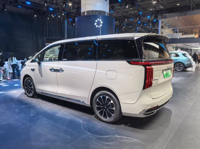 2025广州车展：魏牌多车统一亮相