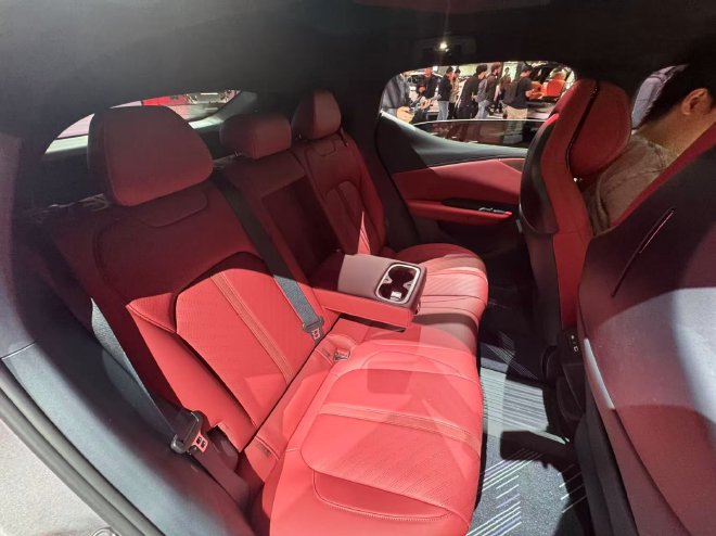 2025广州车展：领克Z20曜红版亮相