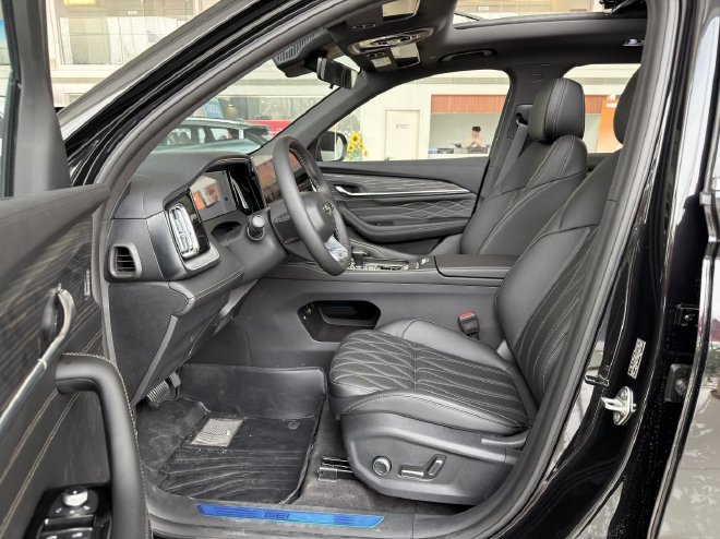 喝92#油+双14.6英寸大屏 探店吉利星越L全新长风系列