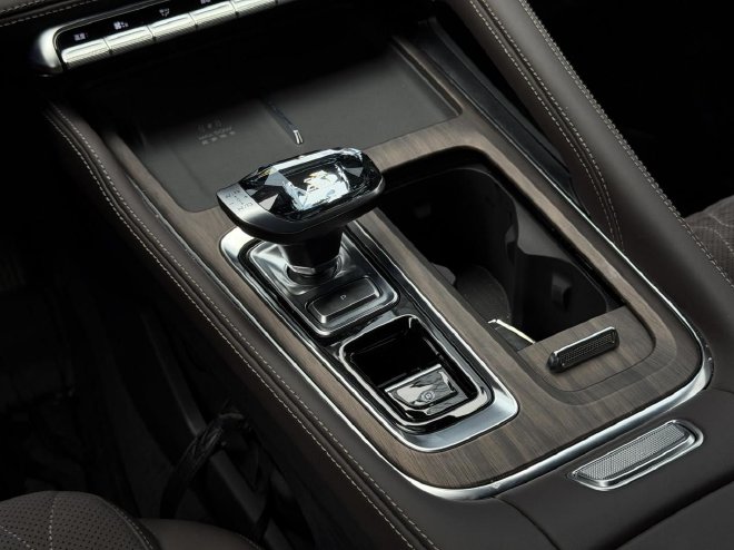 不玩虚的只拼体验 试驾星越L全新东方曜