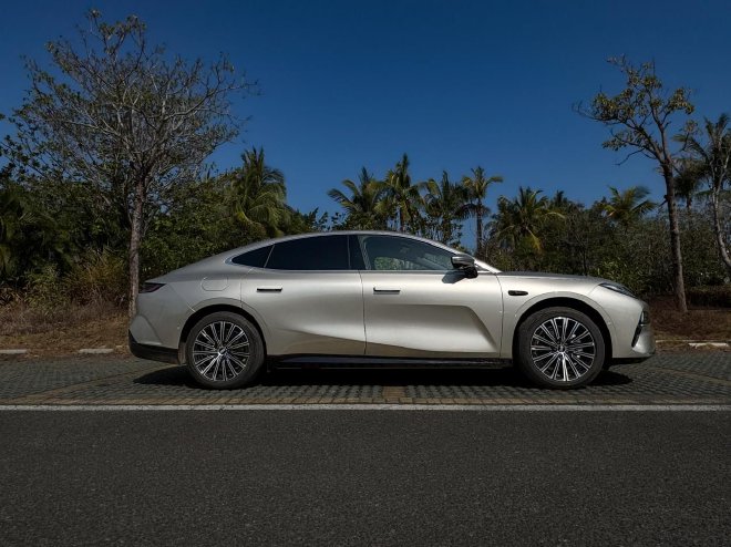 海风逐浪智行千里 全场景从容驾驭 吉利银河星耀8远航家