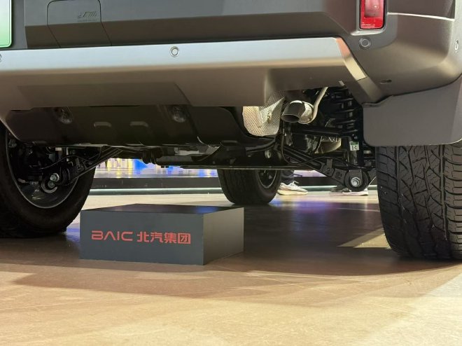 2026北京车展：北京越野BJ40增程长续航版预售价21.48万元