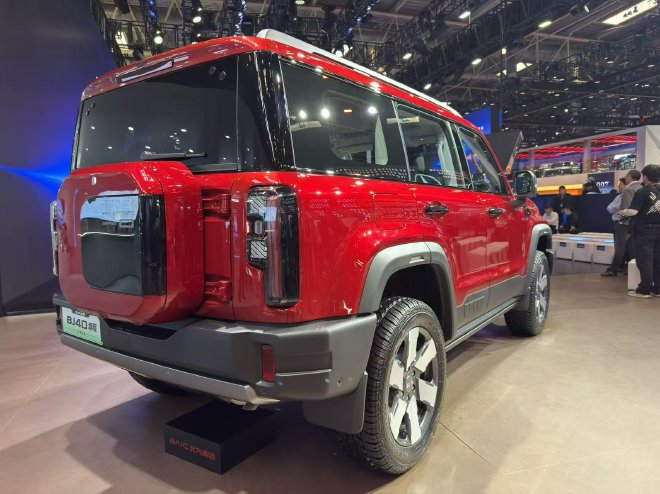 2026北京车展：北京越野BJ40增程长续航版预售价21.48万元