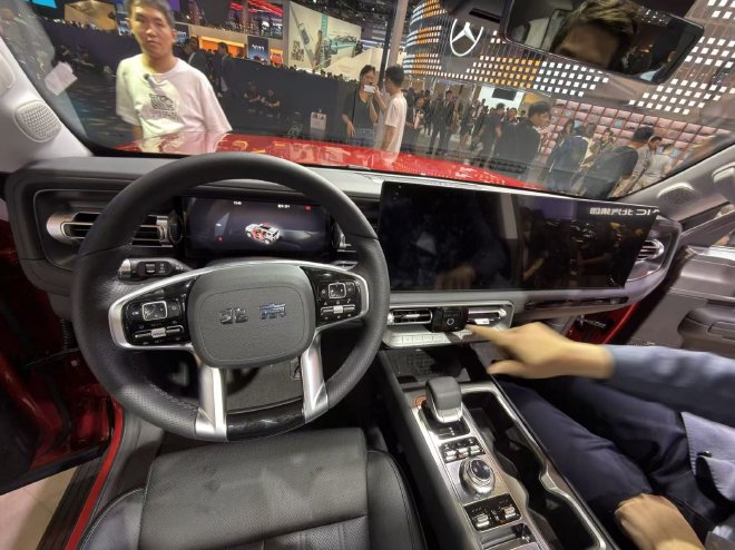 2026北京车展：北京越野BJ40增程长续航版预售价21.48万元