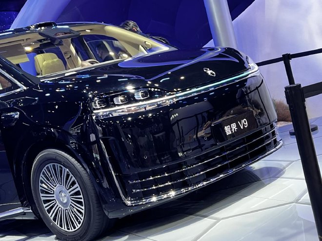 五界同台亮 焕新登场 鸿蒙智行王牌阵容亮相北京车展