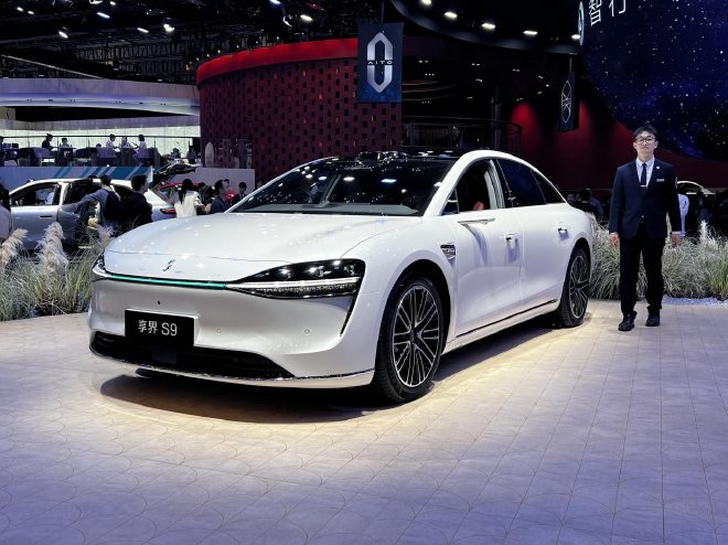 五界同台亮 焕新登场 鸿蒙智行王牌阵容亮相北京车展