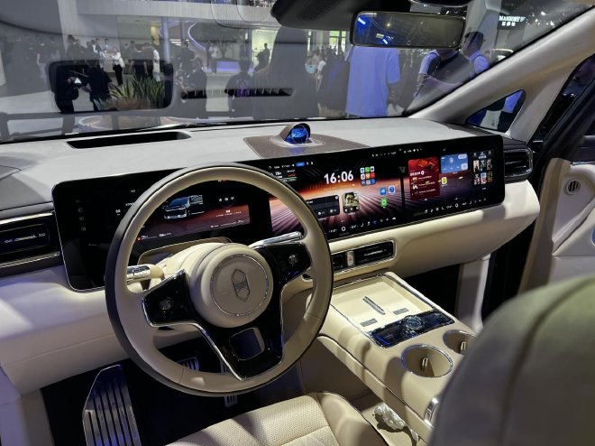 五界同台亮 焕新登场 鸿蒙智行王牌阵容亮相北京车展