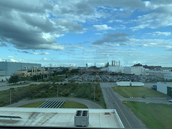 正在生产中的福特百年工厂，绿色草地和蓝色天空相映成趣