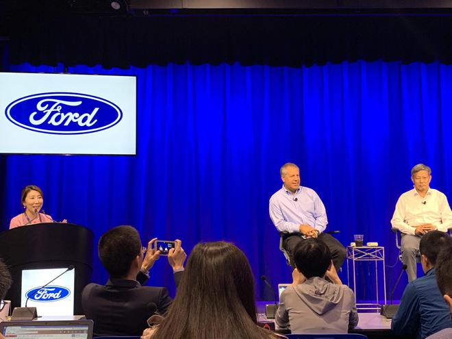 左起，福特中国公关副总裁霍静、福特汽车汽车业务总裁Joe Hinrichs、福特汽车（中国）有限公司产品创新副总裁刘曰海