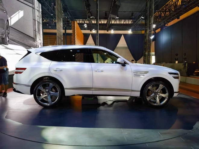 2022成都车展：捷尼赛思GV80四座版亮相