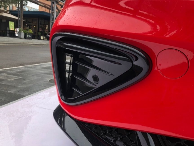 潮酷时尚又好玩 静态体验哪吒GT纯电小跑车