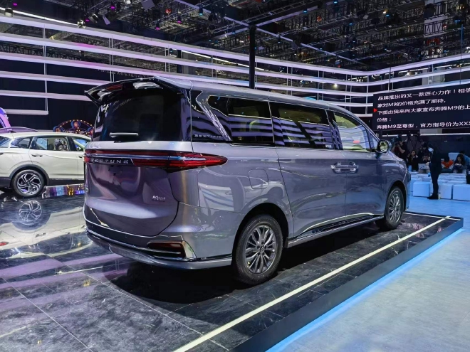 2023上海车展探馆：一汽奔腾M9实车