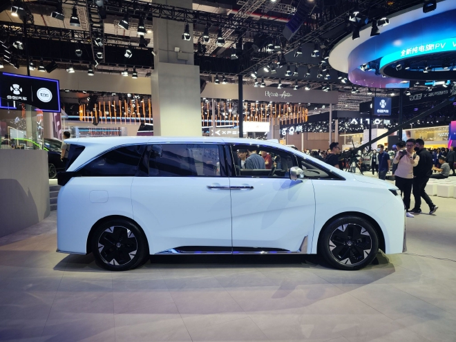 2023上海车展：合创纯电旗舰MPV车型V09亮相