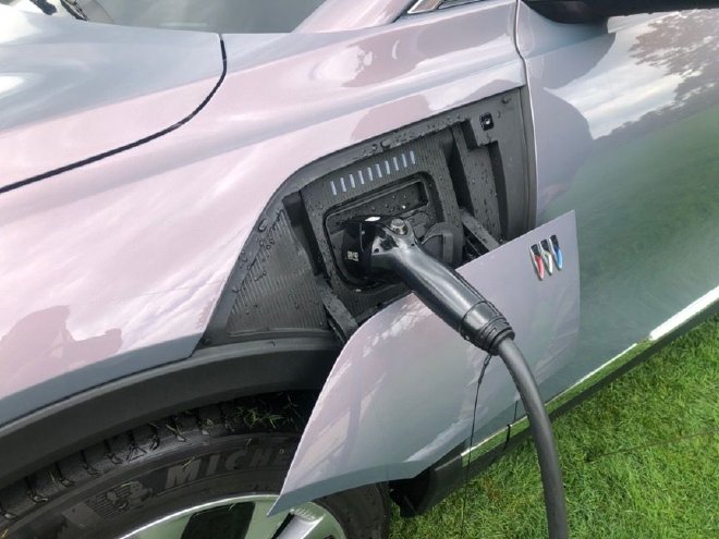 空间够大配置全 试驾别克E4纯电轿跑SUV