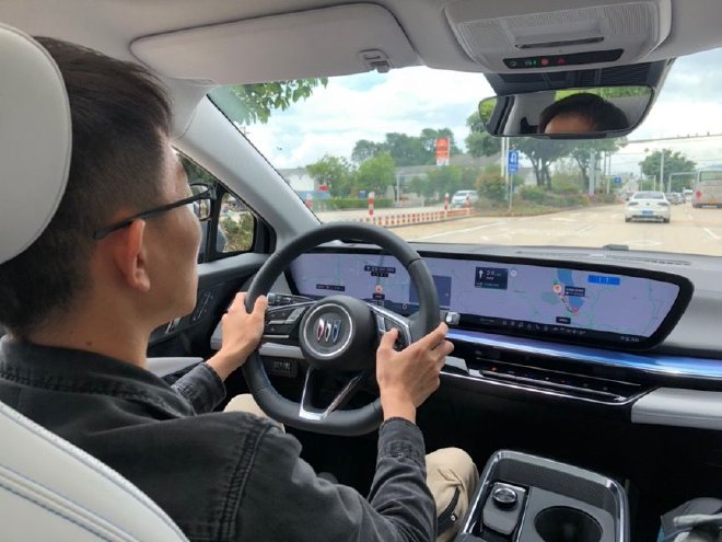 空间够大配置全 试驾别克E4纯电轿跑SUV