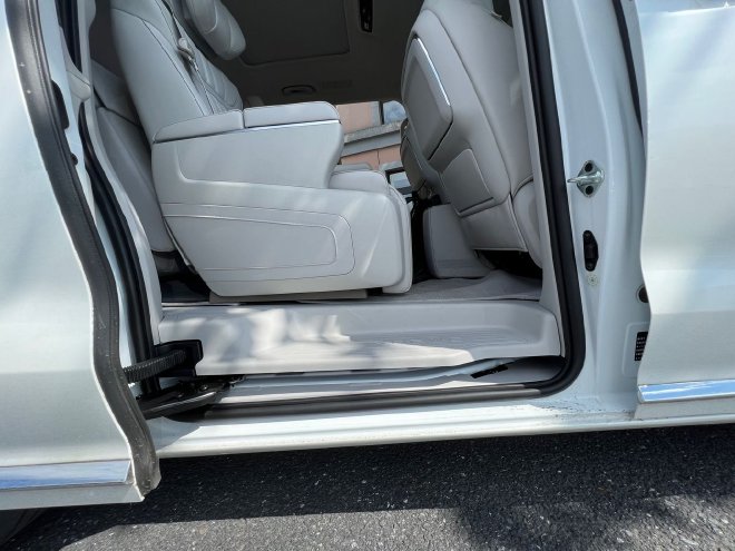 The space experience is beyond imagination. Test drive the 2023 Roewe iMAX8