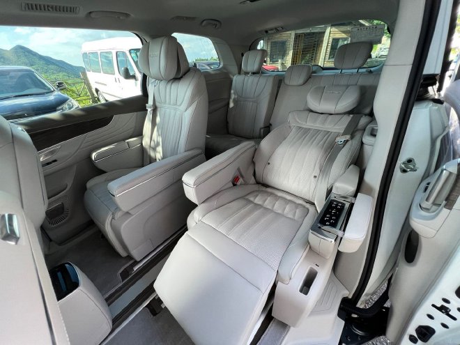 The space experience is beyond imagination. Test drive the 2023 Roewe iMAX8