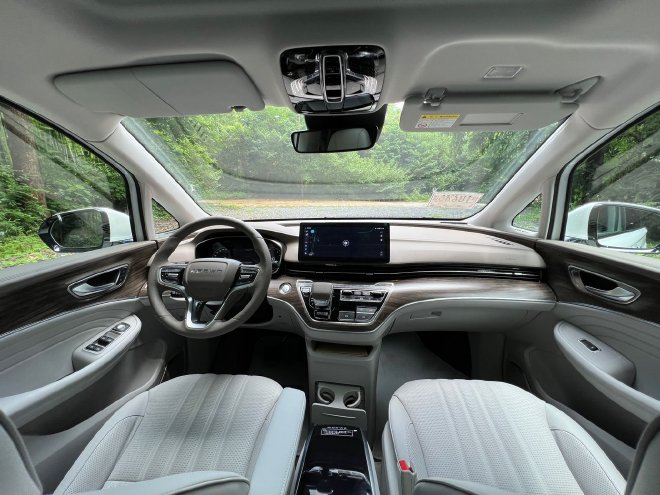 The space experience is beyond imagination. Test drive the 2023 Roewe iMAX8