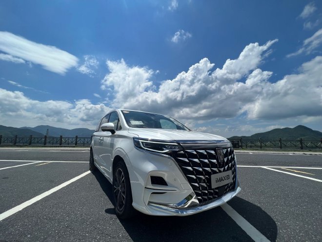 The space experience is beyond imagination. Test drive the 2023 Roewe iMAX8