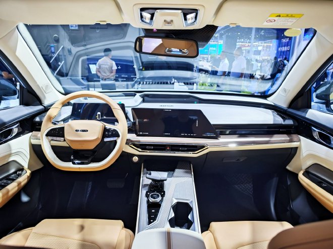 2023成都车展：长安欧尚Z6智电iDD亮相