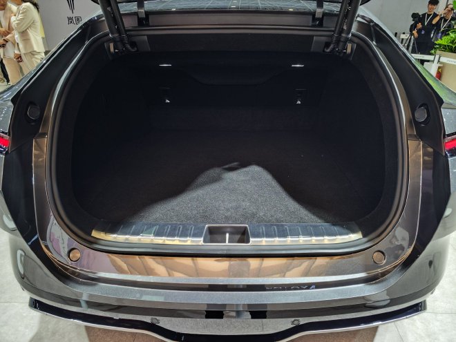 2024海口新能源车展：阿维塔12亮相