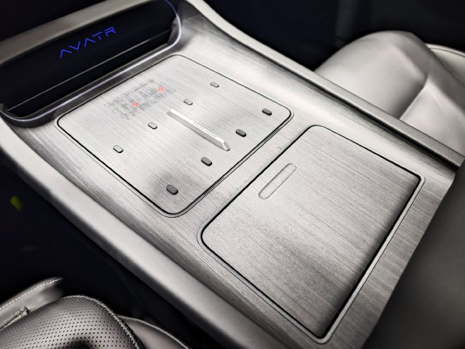 2024海口新能源车展：阿维塔12亮相