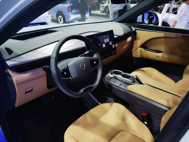 15.58万起售 极狐阿尔法T5亮相海口车展