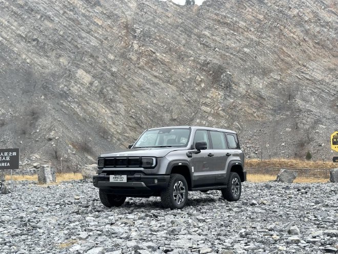 内外焕然一新，HEV动力加持 静态体验北京汽车全新BJ30