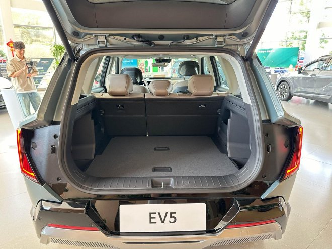 除了长续航还有什么亮点？ 实拍起亚EV5 720长续航版