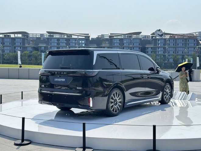 2024成都车展：全新岚图梦想家预售价34.99万元起