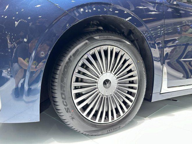 2024成都车展：岚图新款梦想家亮相