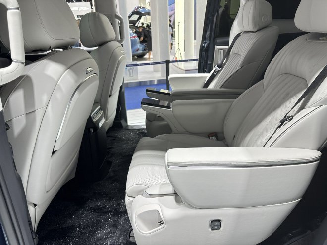 2024成都车展：岚图新款梦想家亮相