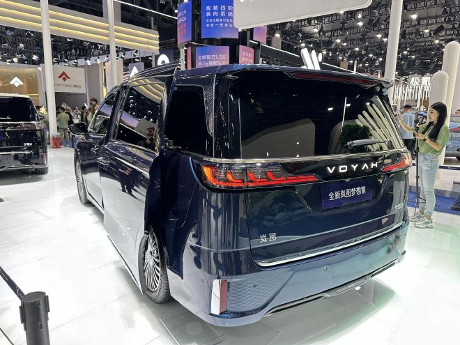 2024成都车展：岚图新款梦想家亮相