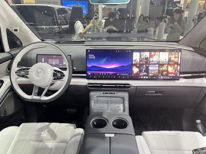 2024成都车展：岚图新款梦想家亮相