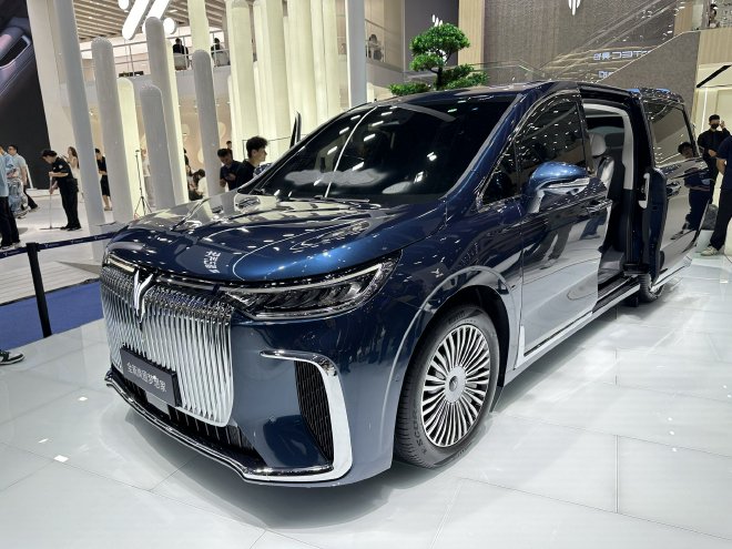 2024成都车展：岚图新款梦想家亮相