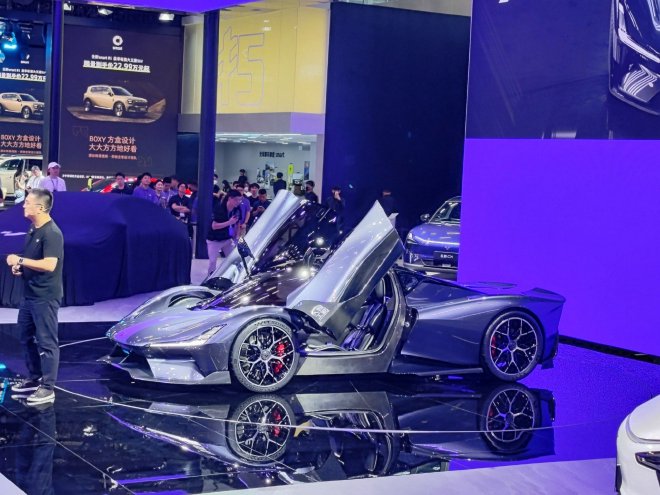2024广州车展：极越AI智驾超跑ROBO X全球首发