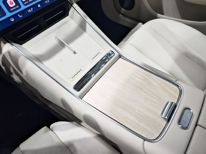 2024广州车展：鸿蒙智行新款智界S7正式亮相