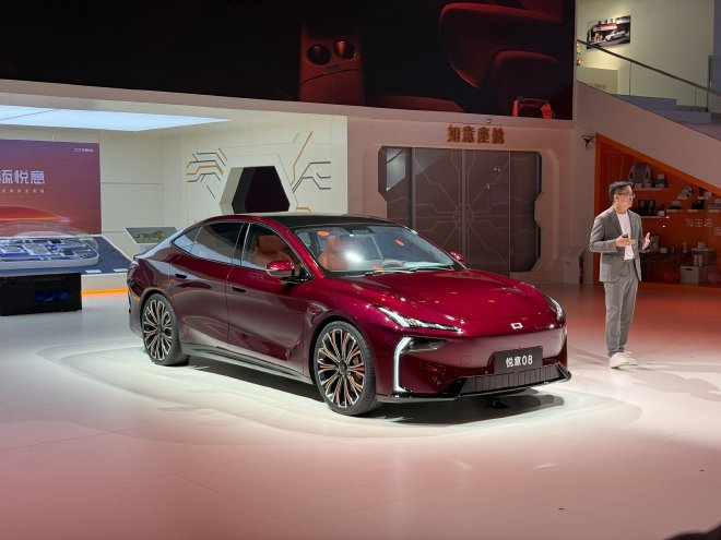 2025上海车展：一汽奔腾 悦意08亮相
