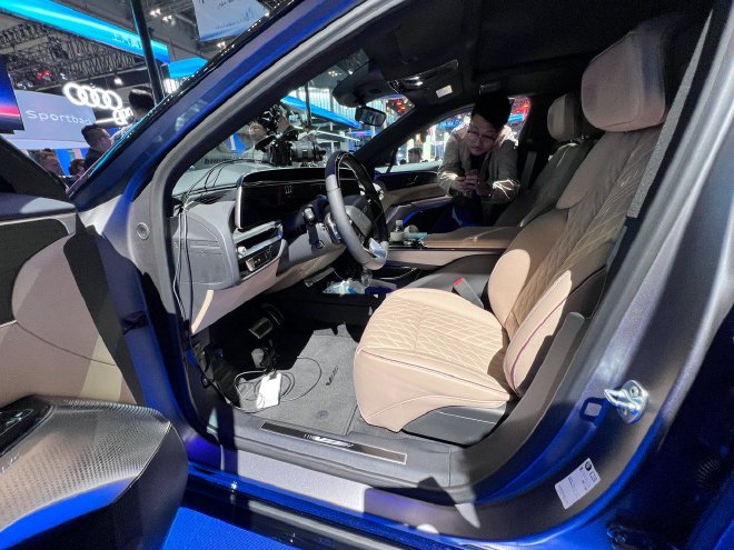 2025上海车展：凯迪拉克LYRIQ-V亮相