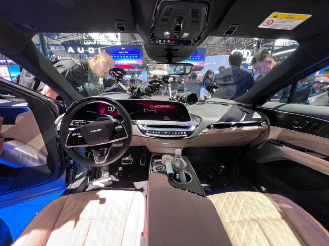 2025上海车展：凯迪拉克LYRIQ-V亮相