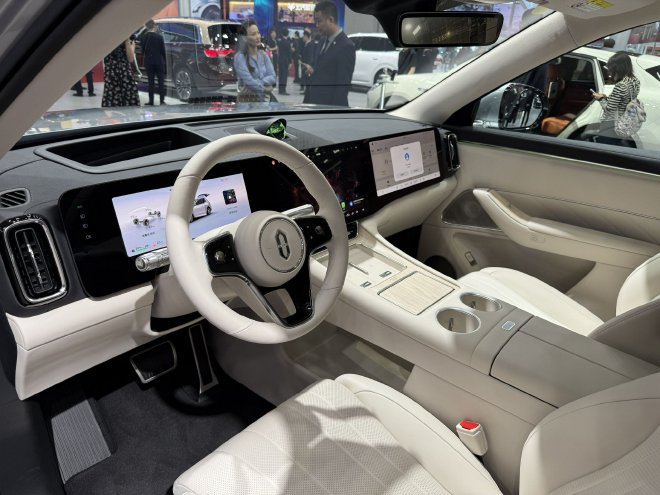 2025上海车展：鸿蒙智行携多款新车亮相