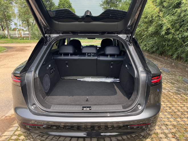 理解家用车的全新角度：动态试驾全新岚图知音