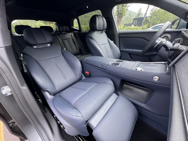 理解家用车的全新角度：动态试驾全新岚图知音