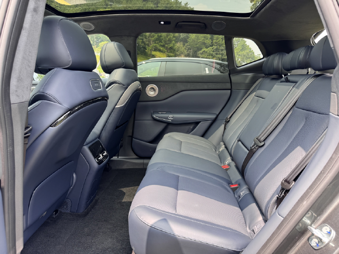 理解家用车的全新角度：动态试驾全新岚图知音