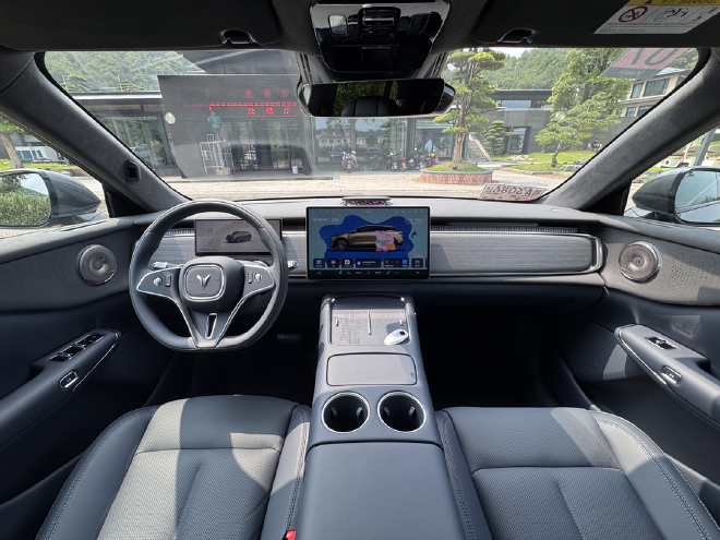 理解家用车的全新角度：动态试驾全新岚图知音