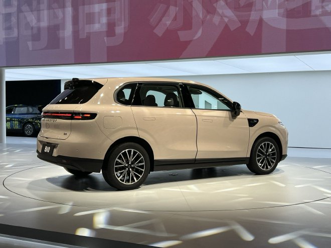 2025成都车展：零跑B10摩根粉车色首发