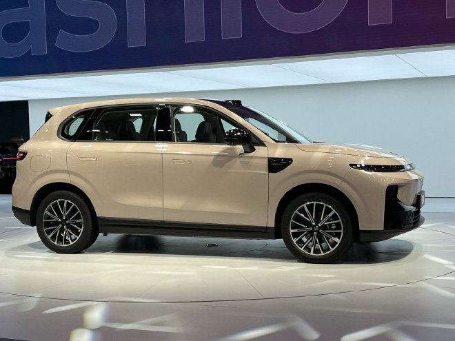 2025成都车展：零跑B10摩根粉车色首发