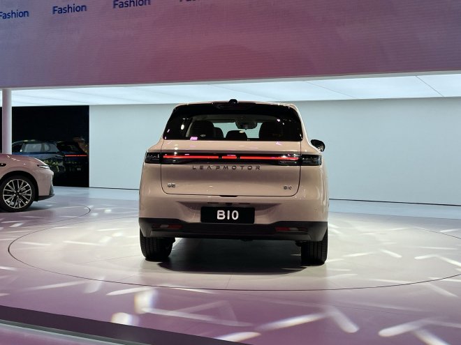 2025成都车展：零跑B10摩根粉车色首发