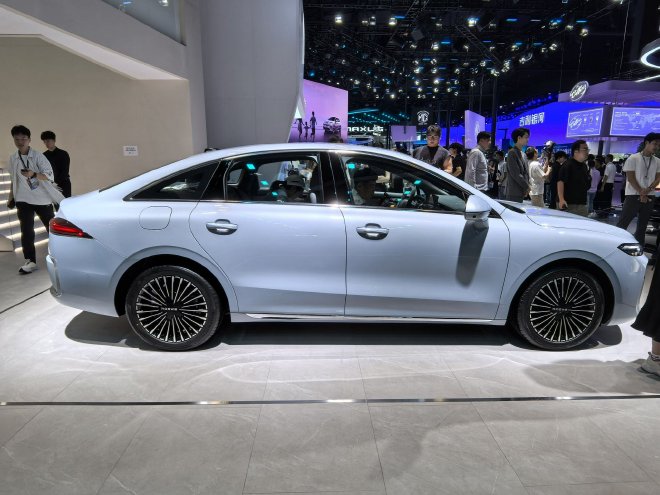 2025成都车展：荣威M7 DMH开启预售