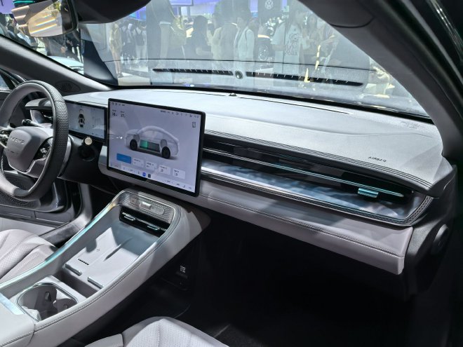 2025成都车展：荣威M7 DMH开启预售